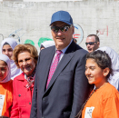 3. mars: Jordan har tatt imot et svært høyt antall flyktninger, blant annet fra Syria. Kongen og Dronningen møtte jordanske og syriske fotballjenter i Salt, der idrett er en del av integreringen. Foto: Tom Hansen, Hansenfoto.no